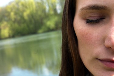 Titelbild für das Menü Hilfe und Seelsorge mit Gesicht einer Frau mit geschlossenen Augen. Bibelvers: Ein Mensch sieht, was vor Augen ist; aber Gott sieht das Herz an. Sam 16,7